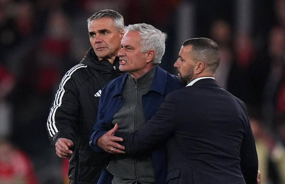 穆帅又上头条了！但这次不是因为绝杀，而是因为一场赛后言论，让他从狂人变成了众矢之的